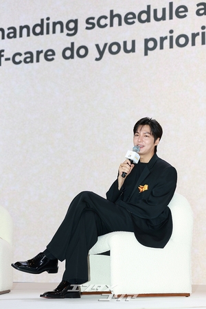 【フォト】イ・ミンホ、黒のスーツに余裕を一匙…アンバサダーの品格