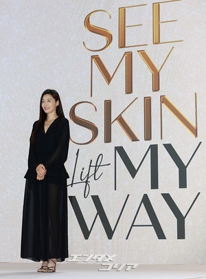 【フォト】端正な黒コーデのチョン・ジヒョン、高級感ある美しさ