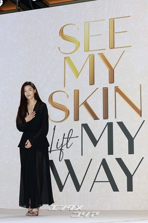 【フォト】端正な黒コーデのチョン・ジヒョン、高級感ある美しさ