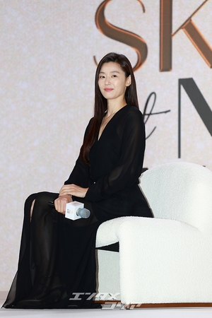 【フォト】端正な黒コーデのチョン・ジヒョン、高級感ある美しさ