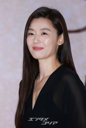 【フォト】端正な黒コーデのチョン・ジヒョン、高級感ある美しさ