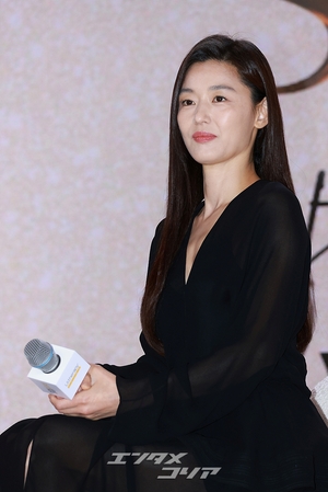 【フォト】端正な黒コーデのチョン・ジヒョン、高級感ある美しさ