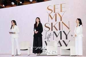 【フォト】端正な黒コーデのチョン・ジヒョン、高級感ある美しさ