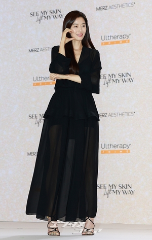 【フォト】端正な黒コーデのチョン・ジヒョン、高級感ある美しさ