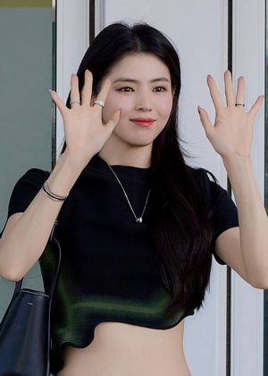 【フォト】ハン・ソヒ「くびれたウエストあらわ」…腕のばんそうこうもおしゃれ