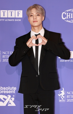 【フォト】NCT DREAMジェノ、神秘的な銀髪