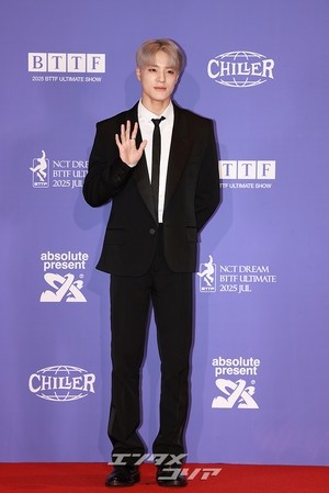 【フォト】NCT DREAMジェノ、神秘的な銀髪