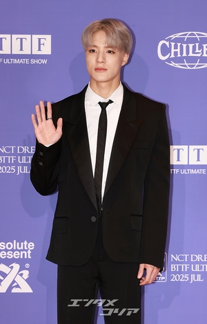 【フォト】NCT DREAMジェノ、神秘的な銀髪