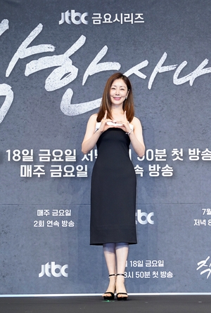 【フォト】オ・ナラ、目を引くベアトップワンピ姿