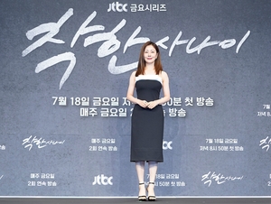 【フォト】オ・ナラ、目を引くベアトップワンピ姿