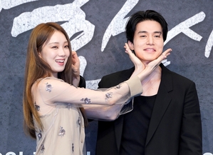 【フォト】まさに目の保養…ビジュアルカップルのイ・ソンギョン＆イ・ドンウク