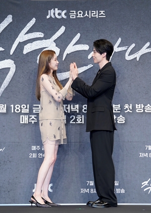 【フォト】まさに目の保養…ビジュアルカップルのイ・ソンギョン＆イ・ドンウク