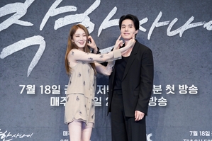 【フォト】まさに目の保養…ビジュアルカップルのイ・ソンギョン＆イ・ドンウク