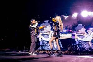 ブルーノ・マーズ、BLACKPINKのLA公演にサプライズ登場…ロゼと「APT.」を披露