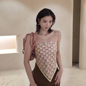 成熟した「国民の妹」キム・ユジョン、スカーフを使ったトップスでシックな雰囲気