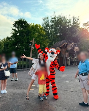 離婚後に第2子妊娠のイ・シヨン、息子とディズニーリゾート旅行 「一日15時間遊んだ」