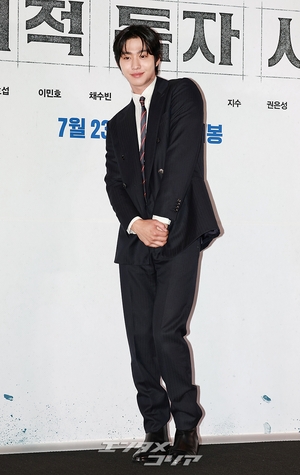 【フォト】アン・ヒョソプ「『自己発光』するイケメン」