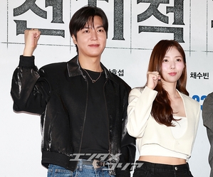 【フォト】アン・ヒョソプ＆イ・ミンホ＆ナナ「映画『全知的な読者の視点から』ファイト！」