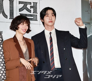 【フォト】アン・ヒョソプ＆イ・ミンホ＆ナナ「映画『全知的な読者の視点から』ファイト！」