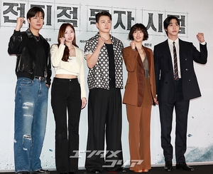 【フォト】アン・ヒョソプ＆イ・ミンホ＆ナナ「映画『全知的な読者の視点から』ファイト！」