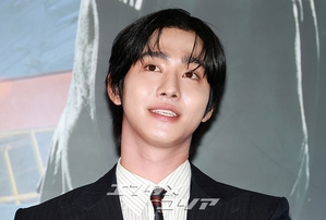 【フォト】アン・ヒョソプ＆イ・ミンホ＆ナナ「映画『全知的な読者の視点から』ファイト！」