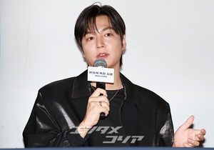 【フォト】アン・ヒョソプ＆イ・ミンホ＆ナナ「映画『全知的な読者の視点から』ファイト！」