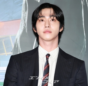 【フォト】アン・ヒョソプ＆イ・ミンホ＆ナナ「映画『全知的な読者の視点から』ファイト！」