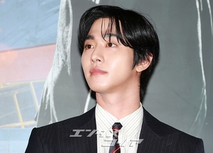 【フォト】アン・ヒョソプ＆イ・ミンホ＆ナナ「映画『全知的な読者の視点から』ファイト！」