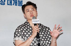 【フォト】アン・ヒョソプ＆イ・ミンホ＆ナナ「映画『全知的な読者の視点から』ファイト！」