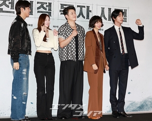 【フォト】アン・ヒョソプ＆イ・ミンホ＆ナナ「映画『全知的な読者の視点から』ファイト！」