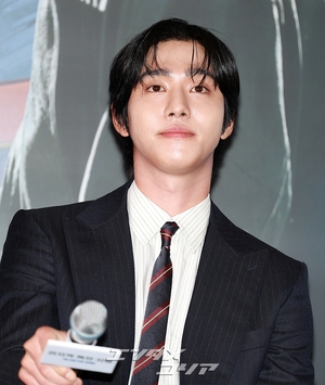 【フォト】アン・ヒョソプ＆イ・ミンホ＆ナナ「映画『全知的な読者の視点から』ファイト！」