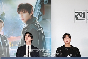 【フォト】アン・ヒョソプ＆イ・ミンホ＆ナナ「映画『全知的な読者の視点から』ファイト！」