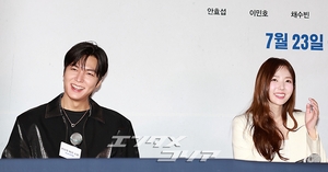 【フォト】アン・ヒョソプ＆イ・ミンホ＆ナナ「映画『全知的な読者の視点から』ファイト！」