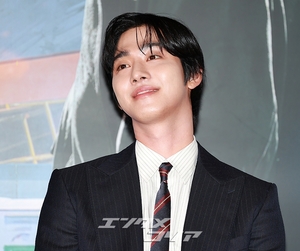 【フォト】アン・ヒョソプ＆イ・ミンホ＆ナナ「映画『全知的な読者の視点から』ファイト！」