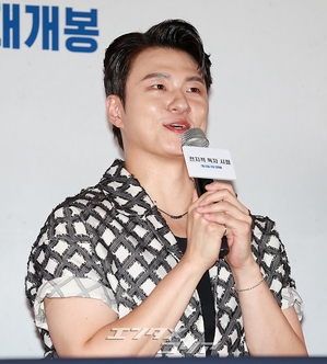 【フォト】アン・ヒョソプ＆イ・ミンホ＆ナナ「映画『全知的な読者の視点から』ファイト！」