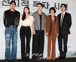 【フォト】アン・ヒョソプ＆イ・ミンホ＆ナナ「映画『全知的な読者の視点から』ファイト！」