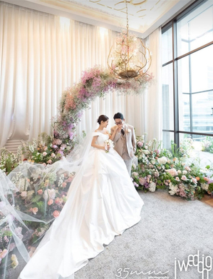 【フォト】キム・ジュノの妻キム・ジミン、まばゆいウエディング写真公開