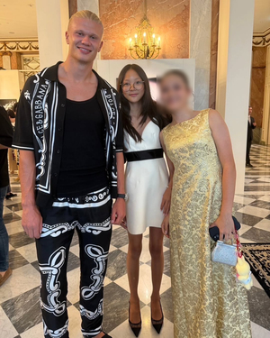 秋山成勲の娘・紗蘭さん「ホントに14歳?」世界的サッカー選手とポーズ