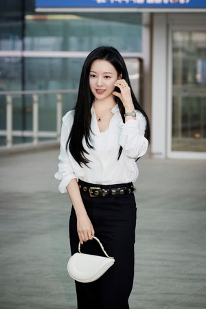 【フォト】キム・ジウォン、BVLGARIのキャンペーン撮影のため出国…優雅なフライトコーデ