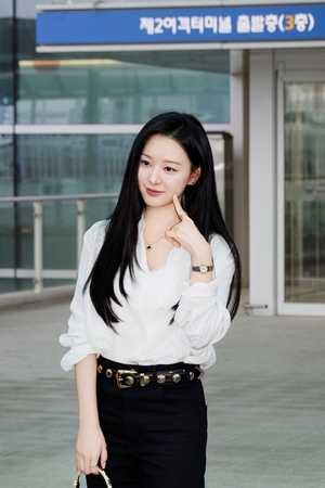 【フォト】キム・ジウォン、BVLGARIのキャンペーン撮影のため出国…優雅なフライトコーデ