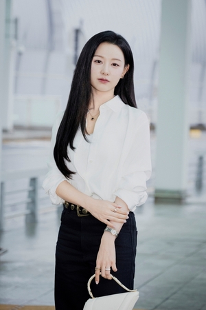 【フォト】キム・ジウォン、BVLGARIのキャンペーン撮影のため出国…優雅なフライトコーデ