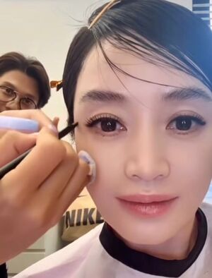 キム・ヘスの瞳に吸い込まれそう…彫刻のように目鼻立ちクッキリ