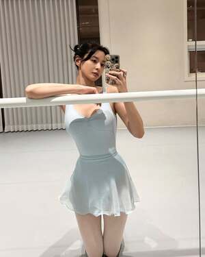 淡いブルーのレオタードを着たクォン・ナラ、妖精のよう…しなやかなボディラインに注目