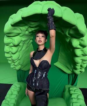 【フォト】BLACKPINKジェニー、コルセット姿で巨大な口の中に…「JUMP」MVのオフショット公開