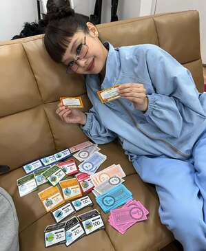 【フォト】BLACKPINKジェニー、コルセット姿で巨大な口の中に…「JUMP」MVのオフショット公開