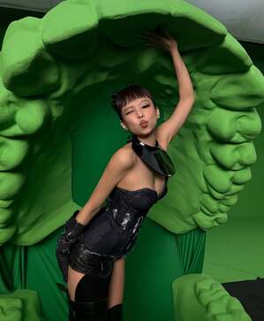 【フォト】BLACKPINKジェニー、コルセット姿で巨大な口の中に…「JUMP」MVのオフショット公開