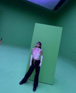 【フォト】BLACKPINKジェニー、コルセット姿で巨大な口の中に…「JUMP」MVのオフショット公開