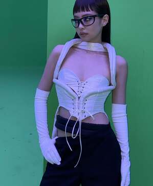 【フォト】BLACKPINKジェニー、コルセット姿で巨大な口の中に…「JUMP」MVのオフショット公開