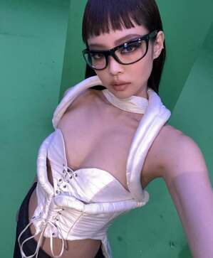 【フォト】BLACKPINKジェニー、コルセット姿で巨大な口の中に…「JUMP」MVのオフショット公開