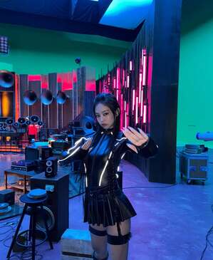 【フォト】BLACKPINKジェニー、コルセット姿で巨大な口の中に…「JUMP」MVのオフショット公開